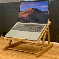 Držák na laptop z bambusu